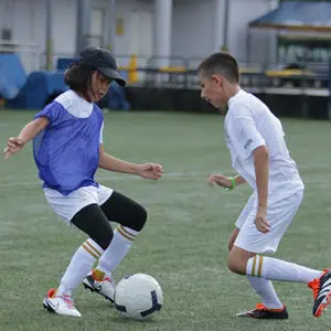 Girls’ programme — shielding the ball